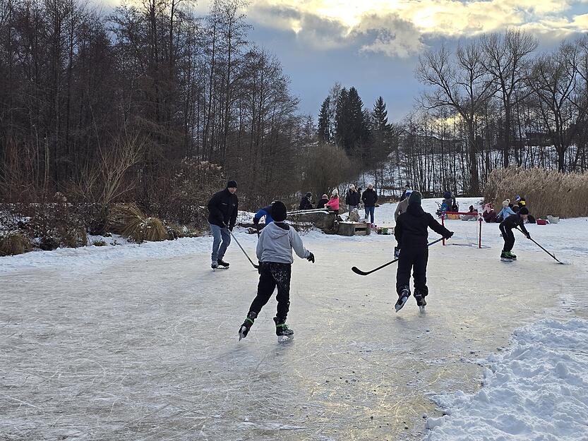 In den kommenden Tagen soll es frostig bleiben. Das Wetter d&uuml;rfte weitere Besucher an den zugefrorenen Finsterroter See locken.