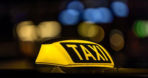 Ein Fahrgast hat sich erst im Taxi in Leingarten übergeben und dann den Fahrer attackiert. (Symbolbild) Ein Fahrgast hat sich erst im Taxi in Leingarten übergeben und dann den Fahrer attackiert. (Symbolbild)