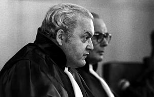 Roman Herzog, der damalige Vorsitzende des Ersten Senats des Bundesverfassungsgerichts, bei der Verlesung einer Urteilsbegründung. Foto: dpa Roman Herzog, der damalige Vorsitzende des Ersten Senats des Bundesverfassungsgerichts, bei der Verlesung einer Urteilsbegründung. Foto: dpa