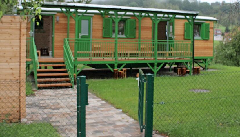 Heimelig sieht der Bauwagen auf der eingez&auml;unten Weide aus. Links befindet sich das Toilettenh&auml;uschen.