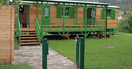 Heimelig sieht der Bauwagen auf der eingez&auml;unten Weide aus. Links befindet sich das Toilettenh&auml;uschen.