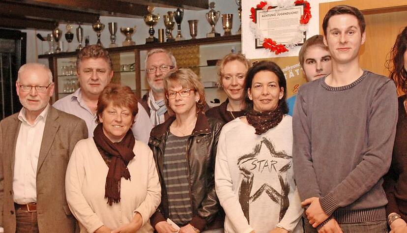 Joachim Klotz vom Turngau Heilbronn (links) und Vereinsvorsitzender Ralf Geisler (Dritter von links) zeichneten &Uuml;bungsleiter und Spieler aus.Foto: Gerhard Dubinyi