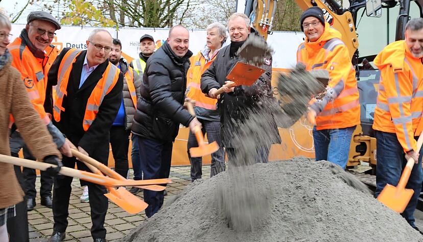 Schritt für Schritt, Schaufel für Schaufel: Ab sofort läuft im Hohenlohekreis der Breitband-Ausbau, den das Unternehmen Deutsche Giganetz vorantreibt.