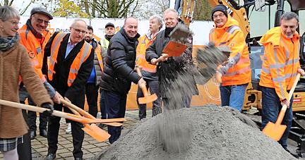 Schritt für Schritt, Schaufel für Schaufel: Ab sofort läuft im Hohenlohekreis der Breitband-Ausbau, den das Unternehmen Deutsche Giganetz vorantreibt.
Fotos: Christian Nick