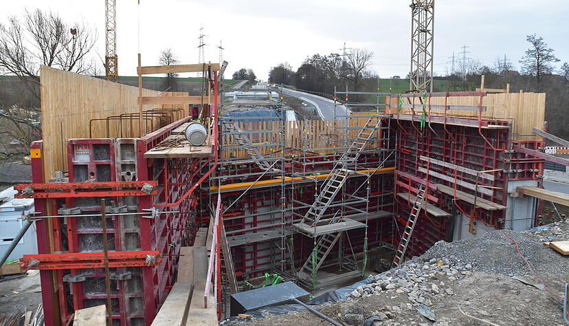 An der gr&ouml;&szlig;eren Br&uuml;cke &uuml;ber die Kupfer laufen derzeit die Arbeiten f&uuml;r das Stahlskelett, das einmal die Grundlage des Stahlbeton-Bauwerks sein wird.