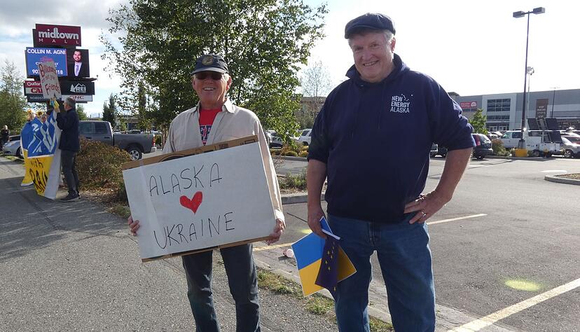 Zwei von etwa 140 Demonstranten, die am Tag vor des Gipfels zum Protest gekommen sind.