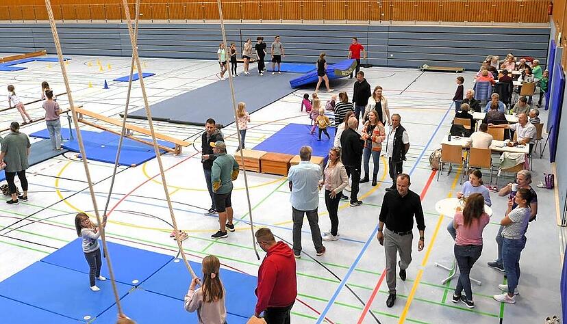 Bei der Einweihung im Oktober konnten sich die B&uuml;rger ein Bild von der Schozachtalhalle machen. Acht Millionen Euro hat die Sanierung gekostet.
Foto: Archiv/Schmidt