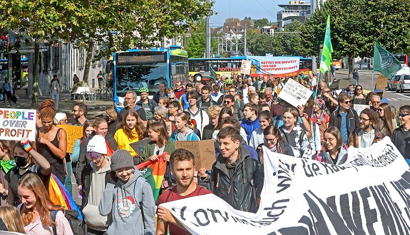 Gut zu sehen und zu hören waren die rund 200 Teilnehmer des elften Weltklimastreiktages in Heilbronn. Nach einem Protestmarsch durch die Innenstadt fand auf dem Kiliansplatz eine Podiumsdiskussion mit Baubürgermeister Andreas Riegle statt.