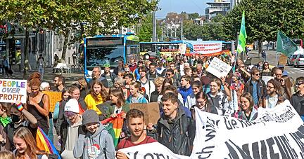 Gut zu sehen und zu hören waren die rund 200 Teilnehmer des elften Weltklimastreiktages in Heilbronn. Nach einem Protestmarsch durch die Innenstadt fand auf dem Kiliansplatz eine Podiumsdiskussion mit Baubürgermeister Andreas Riegle statt.