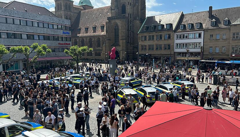 Polizisten versammeln sich auf dem Heilbronner Marktplatz zur Schweigeminute. Polizisten versammeln sich auf dem Heilbronner Marktplatz zur Schweigeminute.