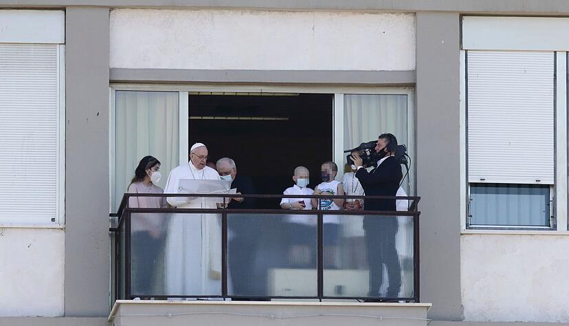 Auf den Balkon wird Franziskus - hier nach einer Operation im Jahr 2021 - nach Medienberichten eher nicht kommen. (Archivbild)