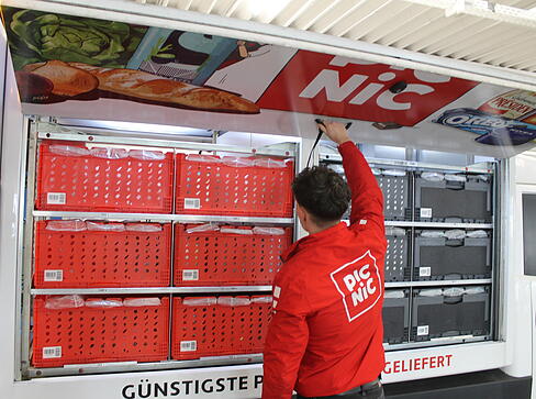 Einblicke in den Hub des Online-Supermarkts Picnic in der L&auml;mlinstra&szlig;e in Heilbronn-B&ouml;ckingen.