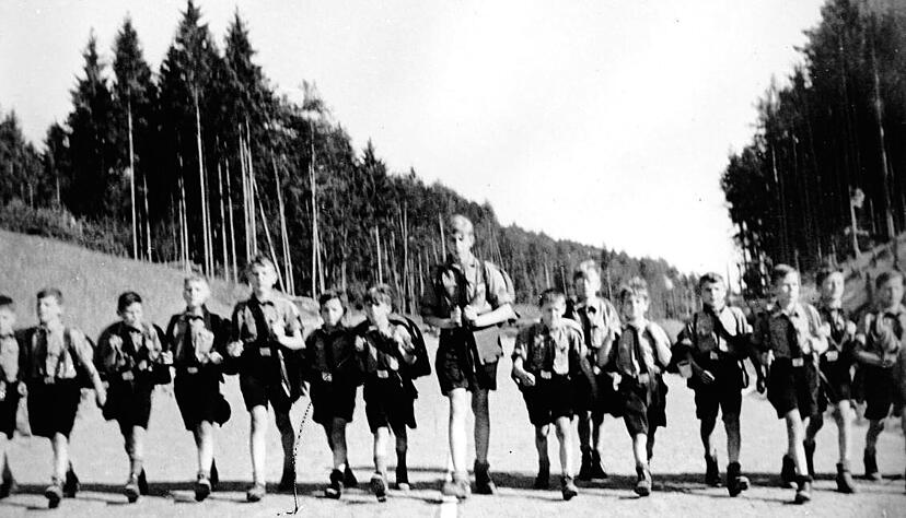 Hitlerjugend auf der neu gebauten Reichsautobahn Stuttgart &ndash; Heilbronn. Dem Autobahnbau ist im neuen Band des Zeitzeugen-Projekts ein eigenes Kapitel gewidmet.