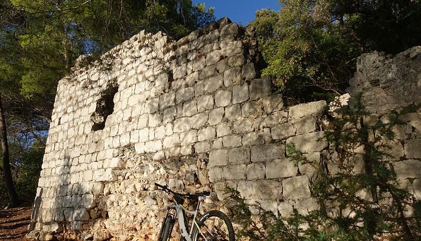 Ein Ort zum Innehalten: die Ruine der Kapelle zu Ehren der heiligen Mara. Ein Ort zum Innehalten: die Ruine der Kapelle zu Ehren der heiligen Mara.