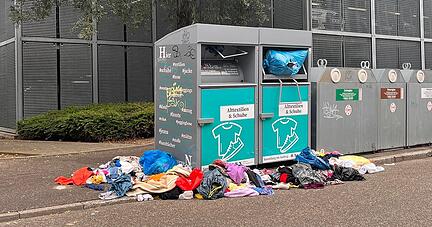Um den Altkleider-Container in der Olgastraße in Heilbronn sammeln sich Müll und kaputte Kleidung.