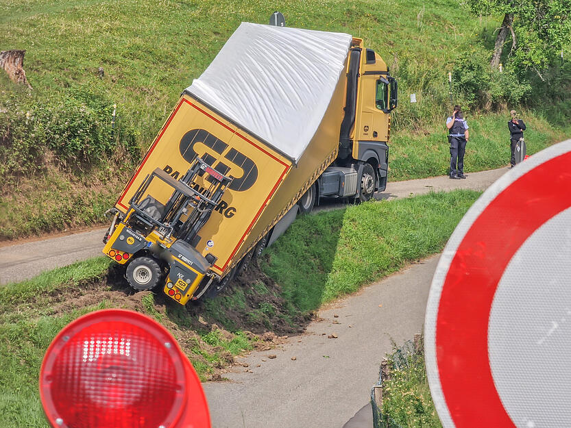 Der Lkw ist laut Angaben der Polizei mit Pflastersteinen beladen. Der Unfall geschah in Haßmersheim am Dienstagvormittag. Der Lkw ist laut Angaben der Polizei mit Pflastersteinen beladen. Der Unfall geschah in Haßmersheim am Dienstagvormittag.
