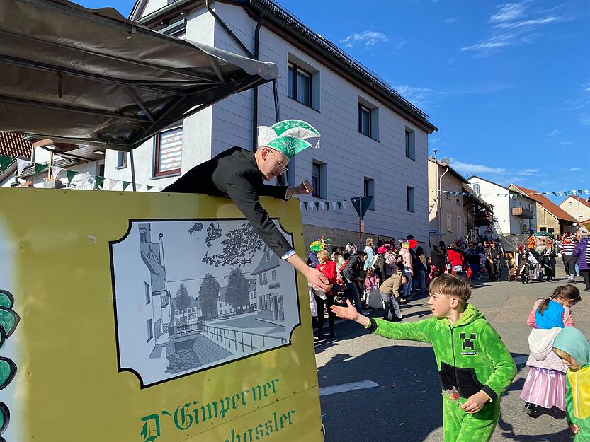 Zum Auftakt der finalen und hei&szlig; ersehnten Phase der f&uuml;nften Jahreszeit zogen zahlreiche Vereine mit fantasievoll geschm&uuml;ckten Wagen und farbenfrohen Kost&uuml;men durch die Stra&szlig;en Obergimperns.