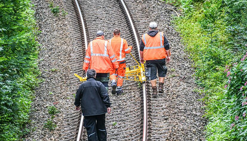Spezialisten laufen die Gleise nach dem Zugunglück vom Sonntag ab und untersuchen die Strecke. Spezialisten laufen die Gleise nach dem Zugunglück vom Sonntag ab und untersuchen die Strecke.