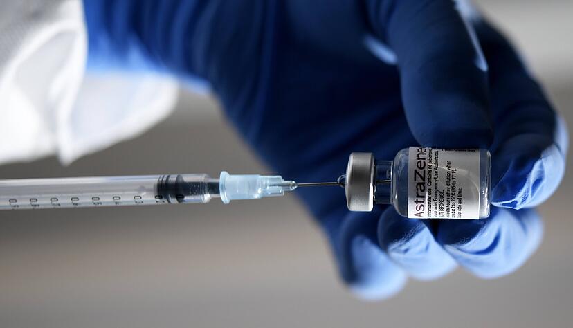 Obwohl Experten betonen, dass der Astrazeneca-Impfstoff für Menschen über 60 Jahre sicher ist, dominieren bei einigen Impfberechtigten die Ängste.
Foto: IMAGO / Laci Perenyi