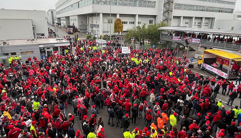 Die IG Metall erhöht mit einem Warnstreik im Audi-Werk Neckarsulm den Druck auf die Arbeitgeber und unterstreicht ihre Forderung nach sieben Prozent mehr Lohn.