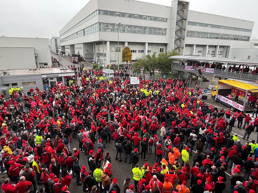 Die IG Metall erhöht mit einem Warnstreik im Audi-Werk Neckarsulm den Druck auf die Arbeitgeber und unterstreicht ihre Forderung nach sieben Prozent mehr Lohn.