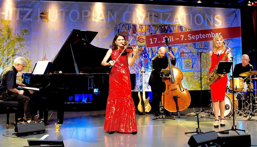 Neben ihrer organisatorischen T&auml;tigkeit steht Ana-Maria Lungu auch selbst auf der B&uuml;hne, unter anderem mit ihrer Band Amy Lungu & Friends tritt sie regelm&auml;&szlig;ig auf.