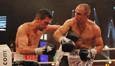 Herausforderer Mahir Oral (l) wird von Arthur Abraham hart getroffen. Herausforderer Mahir Oral (l) wird von Arthur Abraham hart getroffen.