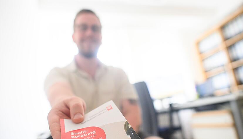 Jens Klie, Sozialarbeiter und Suchttherapeut in Ausbildung bei der Caritas, hilft Menschen auf dem Weg zu einem selbstbestimmten Leben - und begleitet sie bei Themen, die von Pr&auml;vention bis zur Therapie reichen.