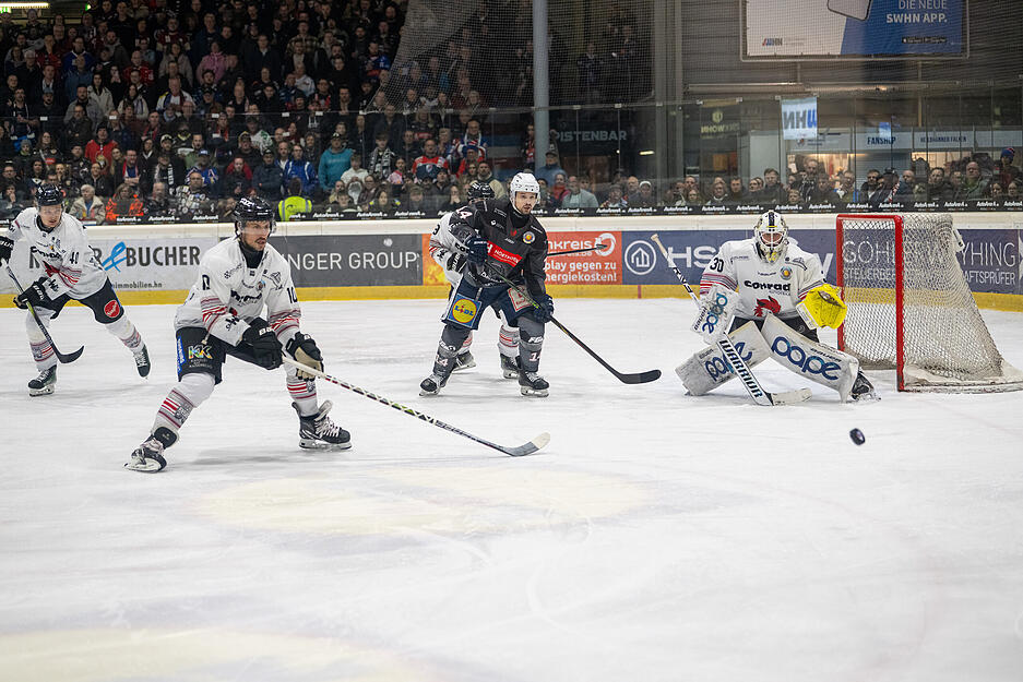Die Heilbronner Falken gewinnen nicht nur das dritte Spiel 4:0, sondern auch die Achtelfinalserie gegen die Füchse Duisburg mit 3:0. Die Heilbronner Falken gewinnen nicht nur das dritte Spiel 4:0, sondern auch die Achtelfinalserie gegen die Füchse Duisburg mit 3:0.