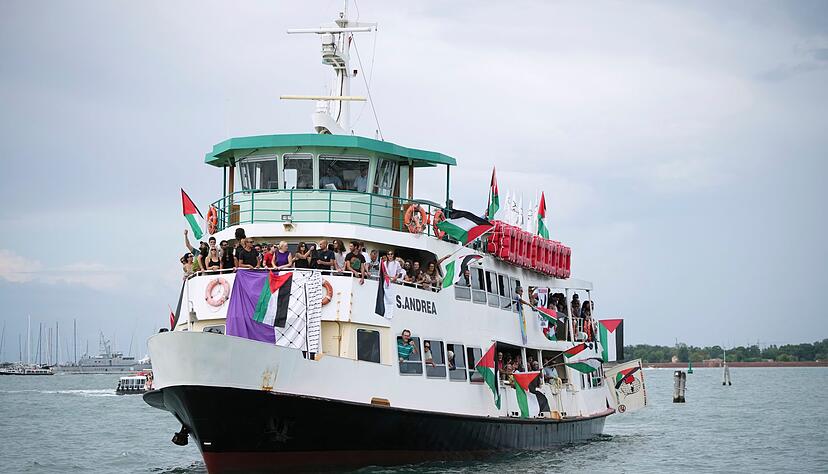 Demonstranten auf dem Weg zur Insel Lido, wo auch das Festival stattfindet. Demonstranten auf dem Weg zur Insel Lido, wo auch das Festival stattfindet.