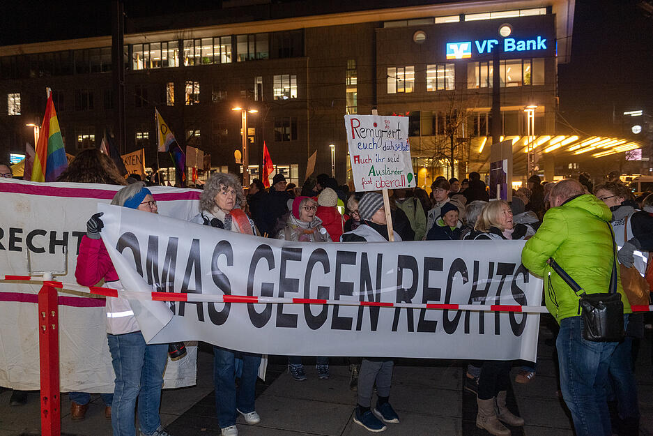 Mitglieder verschiedener Gruppen wie der Omas gegen Rechts oder der IG Metall sind zum Protest gegen die AfD-Wahlveranstaltung gekommen. Mitglieder verschiedener Gruppen wie der Omas gegen Rechts oder der IG Metall sind zum Protest gegen die AfD-Wahlveranstaltung gekommen.