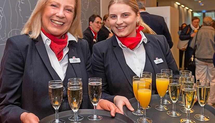 Sekt zum Empfang: Die Hostessen der Kreissparkasse Heilbronn haben die Besucher begrüßt. Sekt zum Empfang: Die Hostessen der Kreissparkasse Heilbronn haben die Besucher begrüßt.