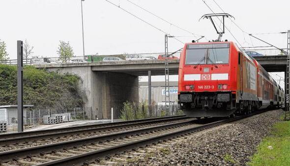 Die Karl-Wüst-Brücke führt über die Bahnlinie zwischen Heilbronn und Neckarsulm. Bevor im Dezember die Stadtbahn Nord in Betrieb geht, wird sie saniert.Foto: Veigel