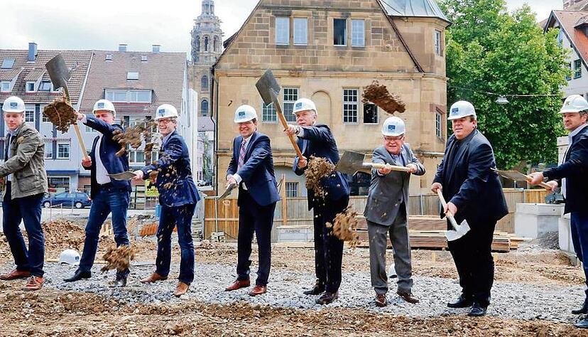 Bauleute und Investoren nehmen Harry Mergel bei seinem ersten Spatenstich als Oberb&uuml;rgermeister auf dem C&A-Gel&auml;nde in die Mitte. Fotos: Guido Sawatzki
