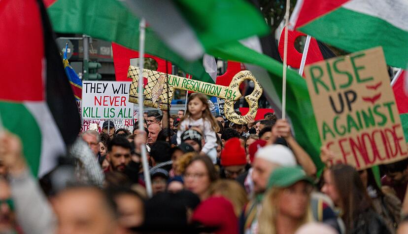 Sehr viele Transparente erhoben den Vorwurf des &laquo;V&ouml;lkermords&raquo;, den Israel strikt zur&uuml;ckweist.