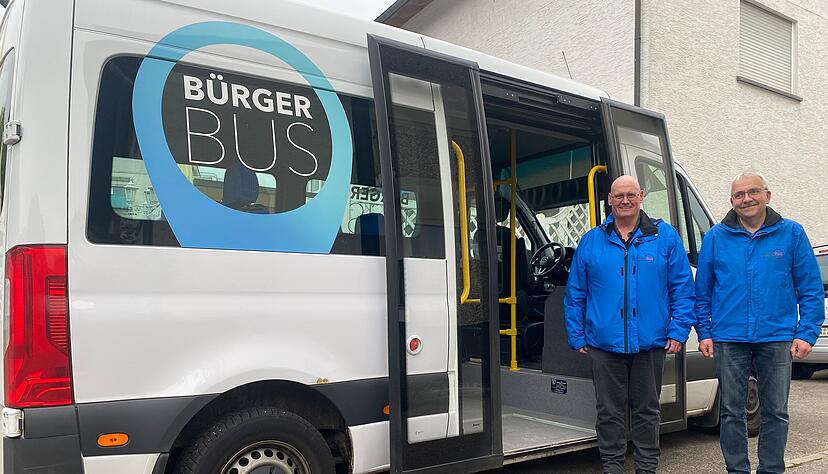 Ein echtes Schnäppchen: Der Bürgerbus, der auch von Axel Jänichen (links) und Klaus Ries-Müller gesteuert wird, bietet Platz für bis zu acht Passagiere.