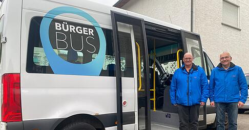 Ein echtes Schnäppchen: Der Bürgerbus, der auch von Axel Jänichen (links) und Klaus Ries-Müller gesteuert wird, bietet Platz für bis zu acht Passagiere.