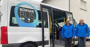 Ein echtes Schnäppchen: Der Bürgerbus, der auch von Axel Jänichen (links) und Klaus Ries-Müller gesteuert wird, bietet Platz für bis zu acht Passagiere.