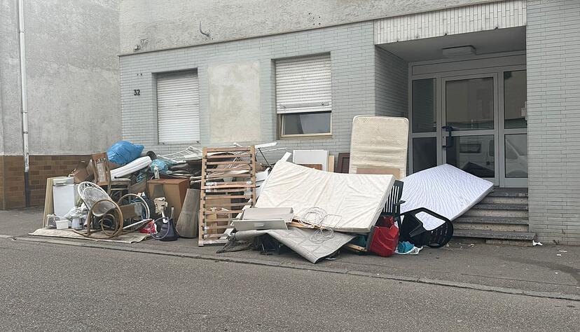 Eine enorme Menge Sperrm&uuml;ll in der Heilbronner Rosenbergstra&szlig;e.