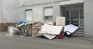 Eine enorme Menge Sperrm&uuml;ll in der Heilbronner Rosenbergstra&szlig;e.