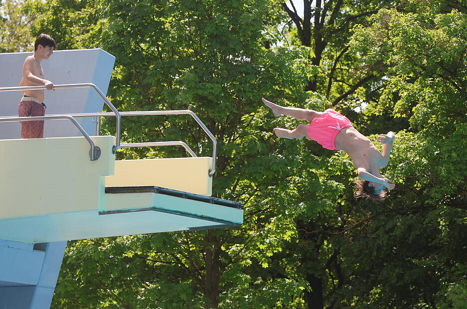 Das Freibad Neckarhalde in Heilbronn und das Solefreibad in Bad Friedrichshall haben bereits am 1. Mai ihre Tore ge&ouml;ffnet.