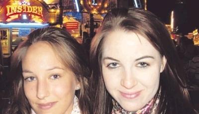 Yvonne Wirtgen (links) und Dorothee Heider schlendern &uuml;ber die Kirmes.