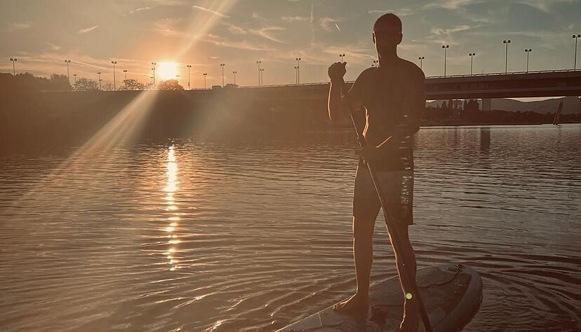 Profi-Pokerspieler Benjamin Möller (Name auf Wunsch geändert) betreibt als Ausgleich Stand-up-Paddling auf der Neuen Donau in Wien.