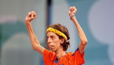 Der Niederländer Nico Blok feiert den Sieg im kleinen Finale.