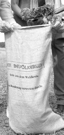 2000. Friedenssymbol: Mit Erde von der Waldheide ist der Wahlkreis Heilbronn in dem "Der Bevölkerung" gewidmeten Kunstwerk von Hans Haacke im Reichstag vertreten.