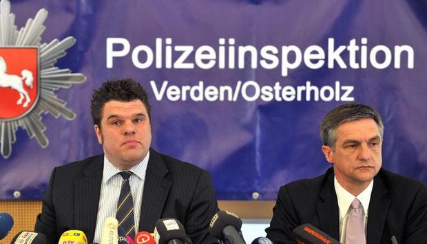 Kriminaldirektor Uwe Jordan (r), Leiter der Polizeiinspektion Verden/Osterholz, und Staatsanwalt Kai Thomas Breas bei der Pressekonferenz zum Mordfall Dennis