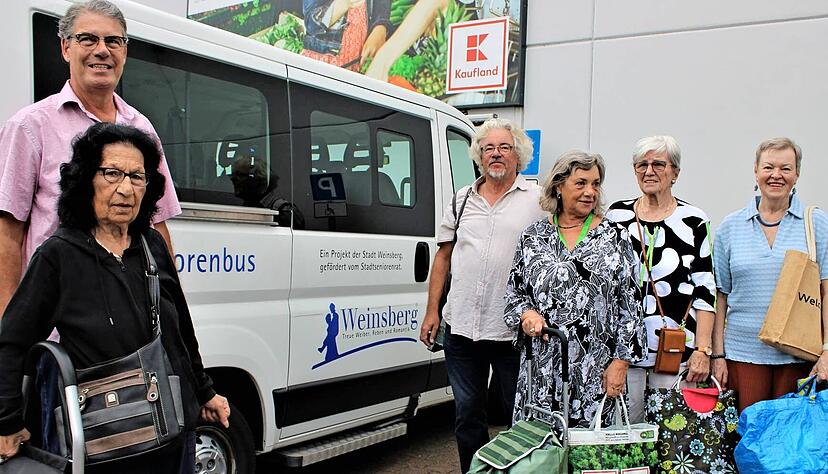 Peter Wickenhäuser (links) und Ulrich Greiner fahren ältere Einwohner mit dem Weinsberger Seniorenbus zum Einkaufen. Dieser Service der Stadt ist kostenlos, die Fahrer leisten ihren Einsatz unentgeltlich. 
Foto: Margit Stöhr-Michalsky