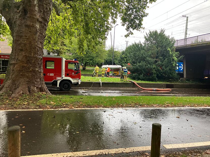 In der Mannheimer Straße war die Feuerwehr damit beschäftigt, die zeitweise überflutete Fahrbahn zu reinigen.