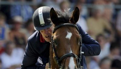 Roger-Yves Bost &uuml;berspringt 2008 mit seinem Pferd ein Hindernis.