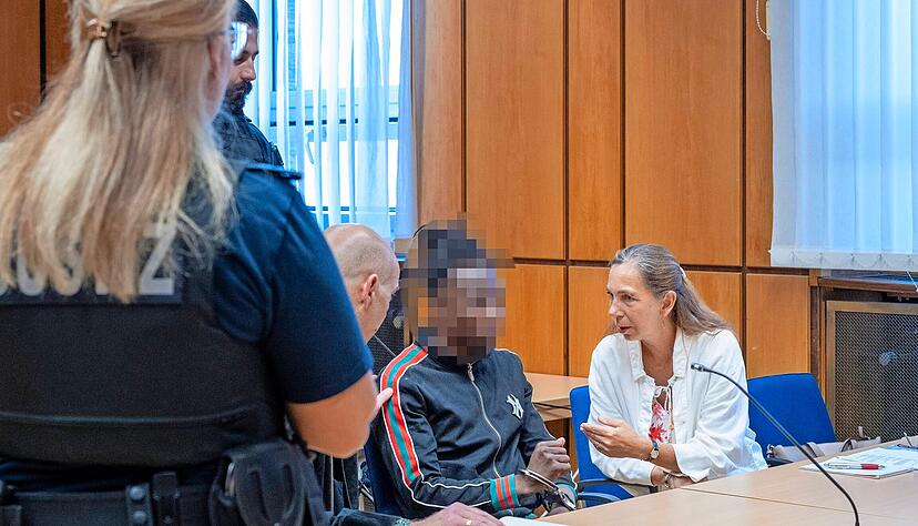 Der Angeklagte hat zugegeben, seine Lebensgef&auml;hrtin aus einem Fenster gesto&szlig;en zu haben. Unter anderem daf&uuml;r muss er ins Gef&auml;ngnis.